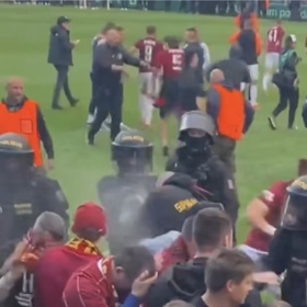 Oslavy titulu s fanoušky narušili těžkooděnci.