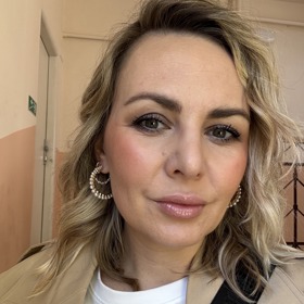 Na obličeji Kristiny je nový make-up od Fenty Beauty, tvářenka Rare Beauty i lesk na rty v odstínu Riri. 