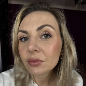 Do dražších, ale aktuálně nejoblíbenějších řadí Kristina i objemovou řasenku od Fenty Beauty. Ta dodává i na hustotě a vytváří lehce "slepené" řasy, které si zástupkyně šéfredaktorky chválí, ač se někomu líbit nemusí.