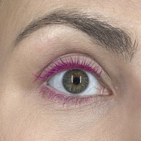 Řasenka  v růžové barvě přímo na řasách, bez černého podkladu. 