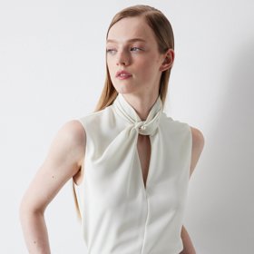 Nemusíte to s nimi přehánět. Fungují i jako drobný zdobný detail. (Ipekyol, 1 650 Kč)