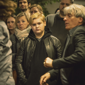 Artur je v poslední řadě minisérie již teenager. 