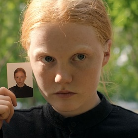 Jak v nebi, tak i na zemi: Sestry Clara a Sarah žijí v evangelické komunitě, která je zcela uzavřená před okolním světem. Zdánlivě poklidný styl života naruší útěk Sarah, která se v očích rodiny stává odpadlicí. Clara, jejíž láska k sestře je nesmírně silná, se však rozhodne najít ji v tom velkém a neznámém světě...