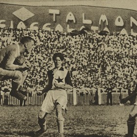 Legendární fotbalový brankář František Plánička je na fotce z července 1932 zachycen při zákroku v průběhu zápasu Juventus-Slavia.