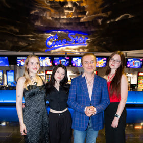 Houslista Pavel Šporcl vyvedl do kina všechny tři dcery, které vychovává s Bárou Kodetovou. Houslista do kina oblékl své oblíbené kárované sako, růžovou košili s rozhalenkou a neformální džíny.