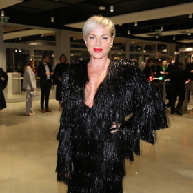 Šatům z třásní dominoval nepřehlédnutelně hluboký dekolt.