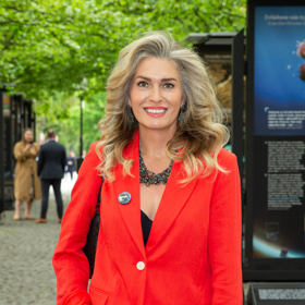 Olga Menzelová v Česku patří mezi popularizátorky přiznaných šedin.