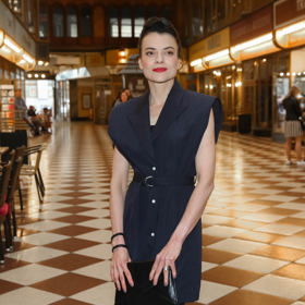 Herečka Jana Stryková vyrazila na premiéru závěrečné třetí řady minisérie Iveta v nepřehlédnutelném, i když velmi jednoduchém modelu.