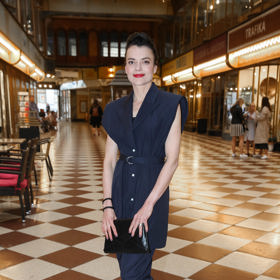 Kombinaci prodlouženého saka bez rukávů a elegantních kalhot doplnily černé lodičky a větší psaníčko.