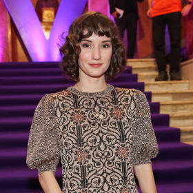 Herečka Eliška Křenková nechávala vlasy zkrátit a udělat ofinku kvůli natáčení filmu Úsvit. V kratším účesu se jí podle všeho zalíbilo. 