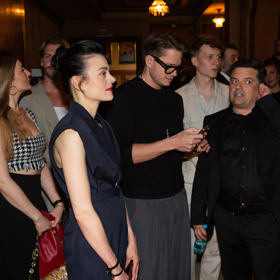 Tmavě modrý komplet se sakem bez rukávů odhalil hereččiny štíhlé paže.