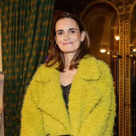 Moderátorka Daniela Brzobohatá vyrazila do kina v zeleno-žluté chlupaté bundičce.