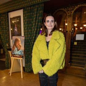 Moderátorka Daniela Brzobohatá kombinuje chlupatou bundičku s černými společenskými kalhotami cigaretového střihu.