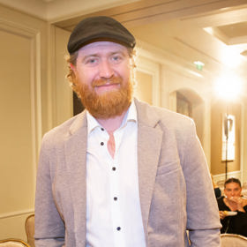 Co na hokejovém útočníkovi a momentálně spolukomentátorovi hokejového mistrovství příliš často neuvidíte, to je kravata.