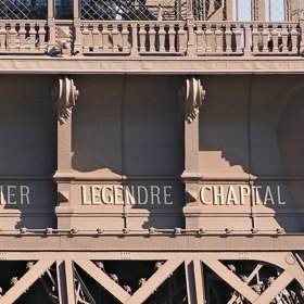 Na základně věže je možné spatřit jména významných osobností kultury a historie.