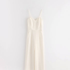 Perly mohou tvořit i ramínka, v tomto případě u jednoduchého overalu., (Lindex, 1 999 kč)