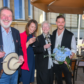 Rodina Polívkových hezky pohromadě, nechybí Bolkova dcera Kamila, kterou svět showbyznysu tolik neláká (zleva od Vladimíra).