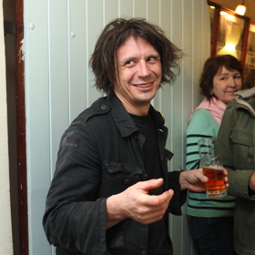 David Černý je autorem notoricky známých soch a instalací rozmístěných po celém území Prahy. Ty nejznámější jsme pro vás zmapovali. 