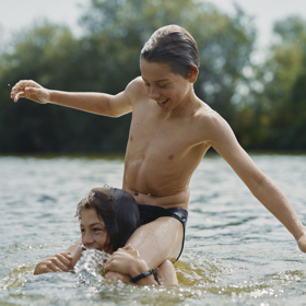 Mladá srdce: Čtrnáctiletý Elias žije poklidný život s jakžtakž normálními rodiči a skvělými přáteli. Dokonce má nejlepší kamarádku, která k němu možná cítí i něco víc. Eliasovo mladé srdce se však rozbuší až ve chvíli, kdy se do sousedství přistěhuje Alexander. Ten se mu totiž po několika dnech přizná, že je na kluky...