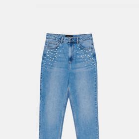 Když se objeví na džínách, vždy jim dodají nový, romantizující vzhled. (Mohito, 699 Kč)