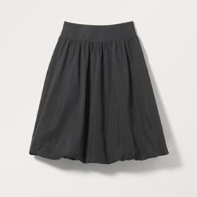 Šedivá minisukně v délce ke kolenům je od značky Monki a stojí 1 290 Kč.