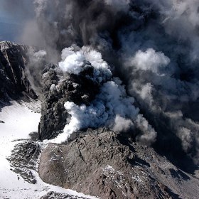 Vulkanická aktivita v říjnu 2004.