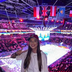 Nikol Švantnerová na Mistrovství světa v hokeji v O2 areně.