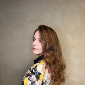 Redaktorka magazínu Lifee.cz Veronika Nováková po zásahu kadeřnice Petry Vavruškové. Vlasy jsou zkrácené a prostříhané.