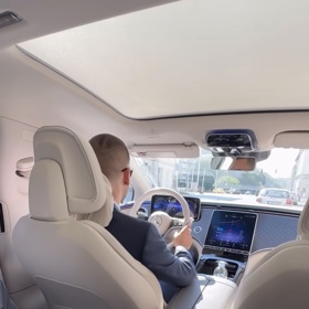 Romantika probíhala už v autě.