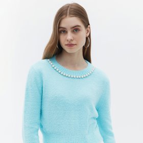 Perly skvěle doladí i úpletové topy. (OXXO, 990 Kč)