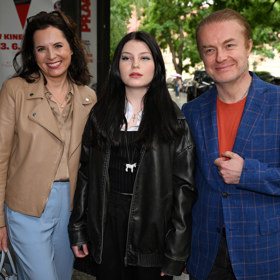 Sophia Šporclová se svými rodiči, Pavlem Šporclem a Bárou Kodetovou.