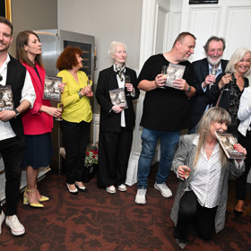 Celá rodina na křtu knihy Chantal Poullain.