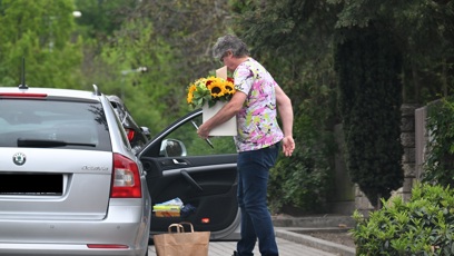 FOTO: Celý den vozili muži k domu Jiřiny Bohdalové krásné kytice.
