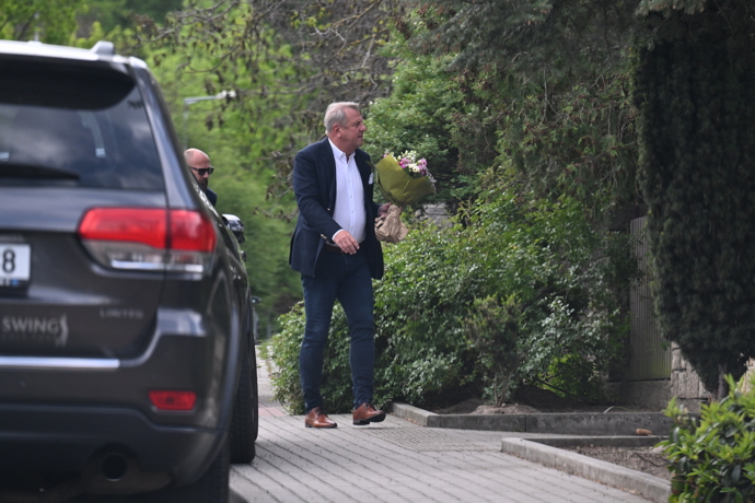 FOTO: Celý den vozili muži k domu Jiřiny Bohdalové krásné kytice. – stránka 513