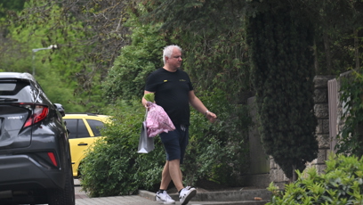 FOTO: Celý den vozili muži k domu Jiřiny Bohdalové krásné kytice.