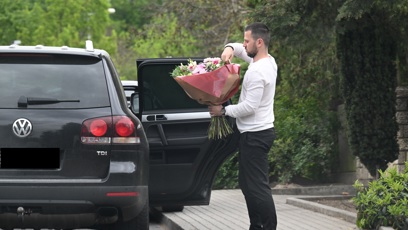 FOTO: Celý den vozili muži k domu Jiřiny Bohdalové krásné kytice.