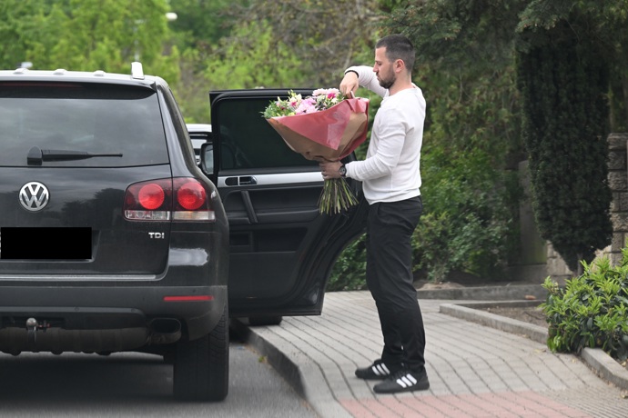 FOTO: Celý den vozili muži k domu Jiřiny Bohdalové krásné kytice. – stránka 511