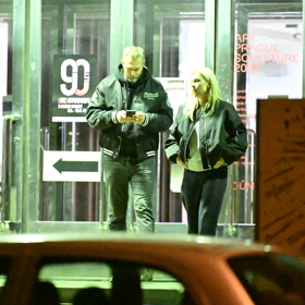 Ondřej Novotný s partnerkou Renatou opouští tajnou party Survivoru.