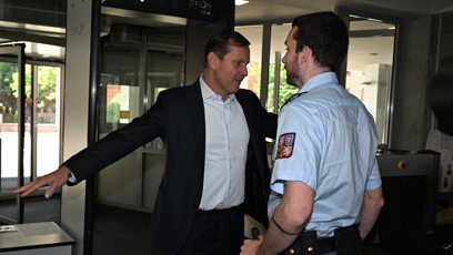 FOTO: Jaromír Soukup míří k soudu s Agátou.