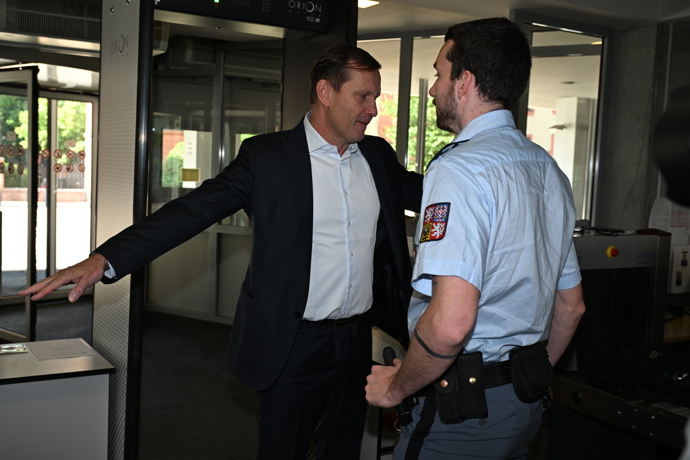 FOTO: Jaromír Soukup míří k soudu s Agátou. – stránka 621