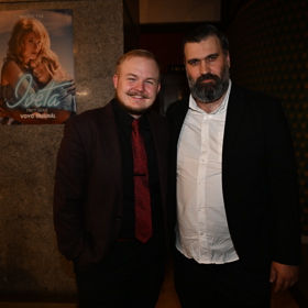 Režisér minisérie Iveta Michal Samir spolu s Arturem Štaidlem.