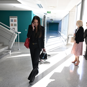 Agáta Hanychová si ještě vyřídila telefon.