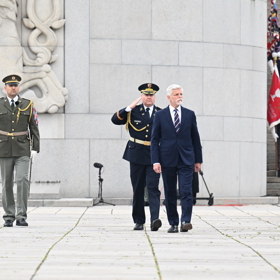 Nejvyšší představitelé státu v čele s prezidentem Petrem Pavlem se zúčastnili pietního aktu u Národního památníku na pražském Vítkově.