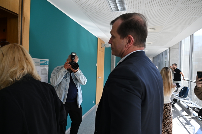 FOTO: Jaromír Soukup vstupuje do soudní síně. – stránka 595