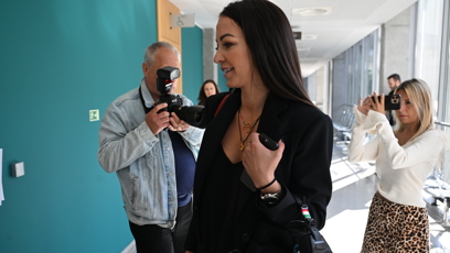 FOTO: Agáta Hanychová přijela na skútru.