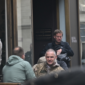 Jakub Prachař se netváří zrovna přátelsky.