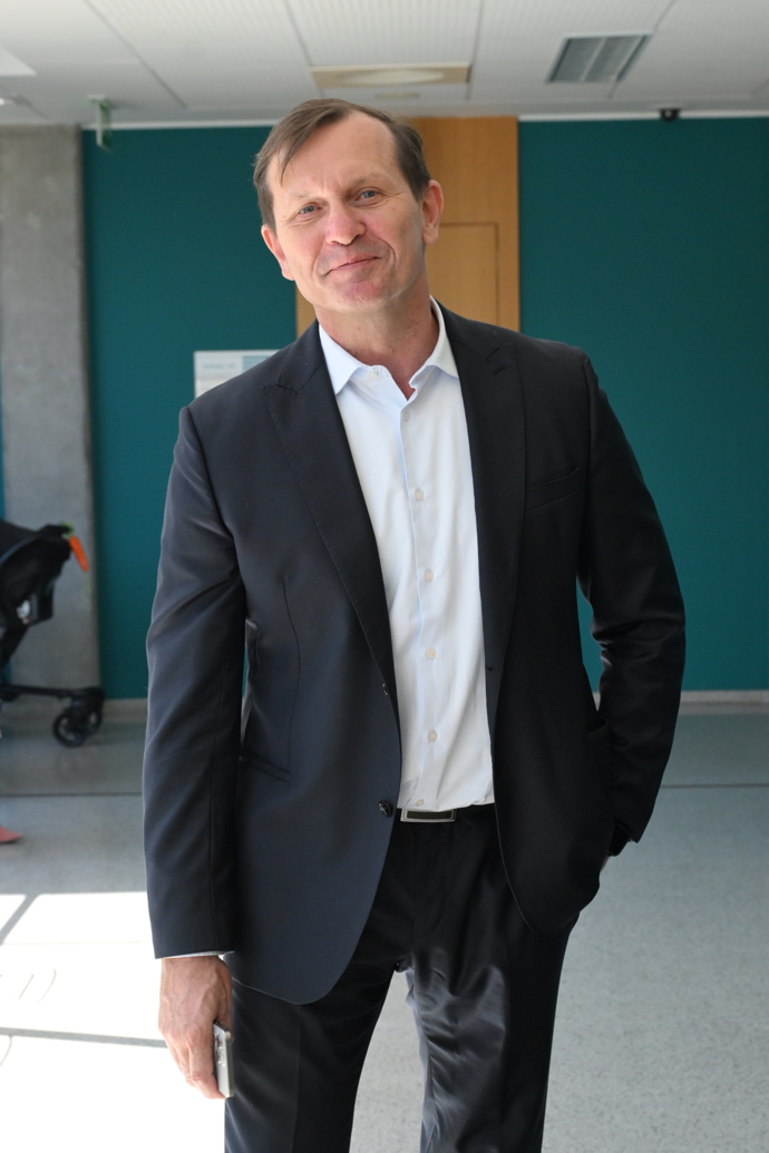FOTO: Jaromír Soukup odcházel od soudu spokojený. – stránka 556