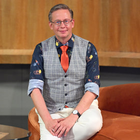 Aleš Cibulka na gauči, který si sám vybral.