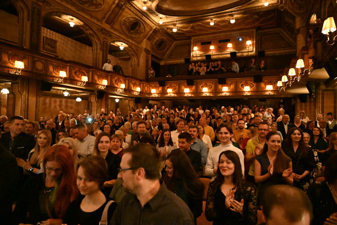 FOTO: V sále nebylo jediné volné místo. – stránka 247