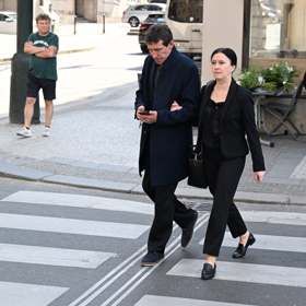 Smuteční hosté se scházejí před Národním divadlem, aby dali poslední sbohem Vlastimilu Harapesovi.